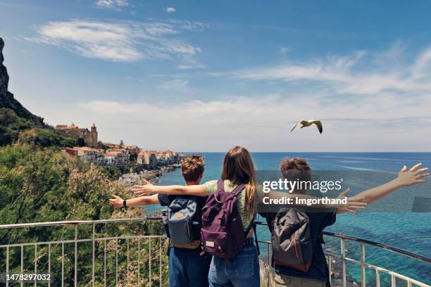 adolescentes haciendo turismo en la ciudad italiana - temporada baja fotografías e imágenes de stock