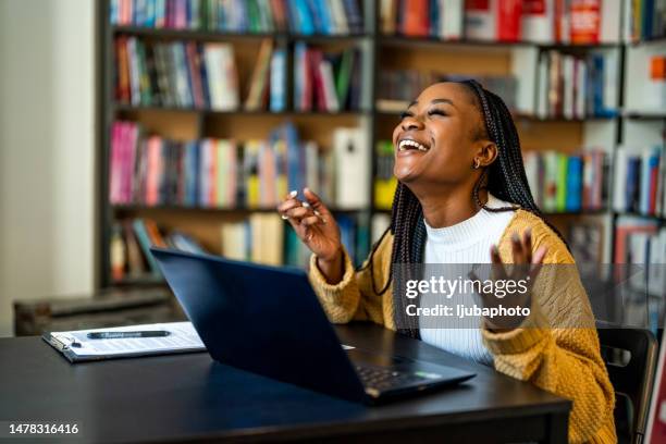 mujer emocionada sintiéndose eufórica celebrando en línea ganar éxito logro resultado - incentive fotografías e imágenes de stock