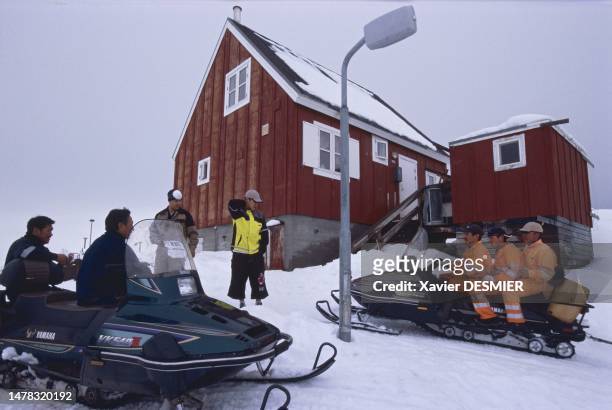Dans le village de Tiniteqilaaq . Hormis quelques rares propriétaires et le personnel municipal , les scooters des neiges ne sont pas un moyen de...