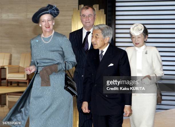 La reine Margrethe II de Danemark au Palais impérial de Tokyo, le 16 novembre 2004, avec l'empereur japonais Akihito après sa cérémonie d'accueil.