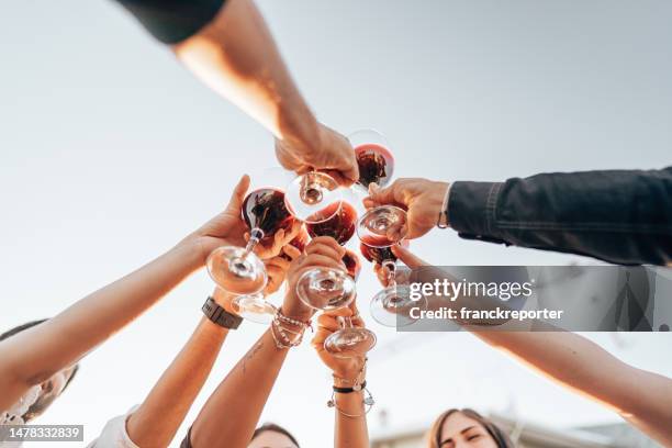 freunde, die auf der hausparty anstoßen - wein trinken stock-fotos und bilder