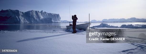 Après avoir traversé la calotte glaciaire à la recherche d'un trou de phoque, le chasseur regagne son bateau à moteur. Avec sa pioche , le chasseur...