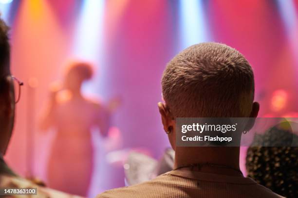 people enjoying an evening out at a music venue. - konzerthaus stock-fotos und bilder