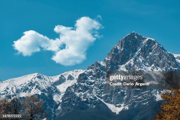 gran sasso italy - gran sasso foto e immagini stock