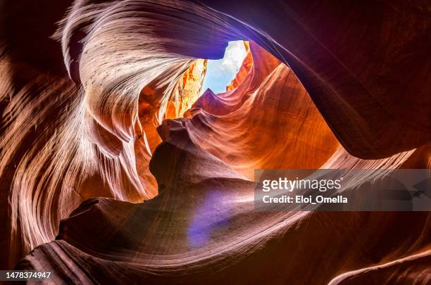 schöne aussicht auf erstaunliche sandsteinformationen im berühmten upper antelope canyon in der nähe der historischen stadt page am lake powell, amerikanischer südwesten, arizona, usa - arches nationalpark stock-fotos und bilder