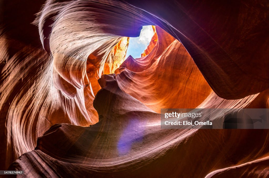 Belle vue sur les incroyables formations de grès dans le célèbre Upper Antelope Canyon près de la ville historique de Page au lac Powell, American Southwest, Arizona, États-Unis