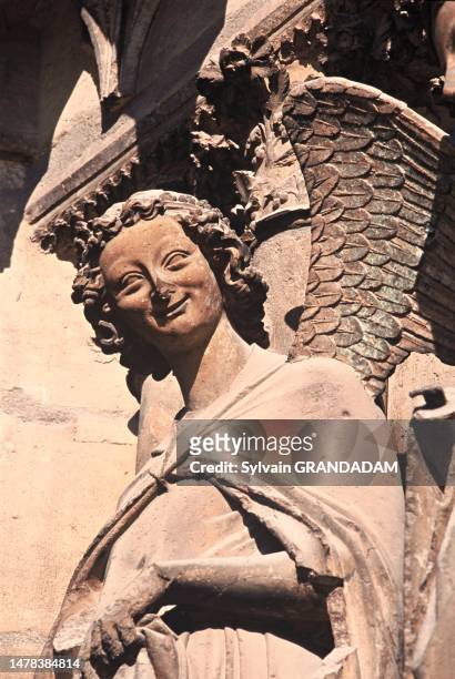 Sculpture de l'ange au sourire sur le portail nord de la cathédrale de Reims.