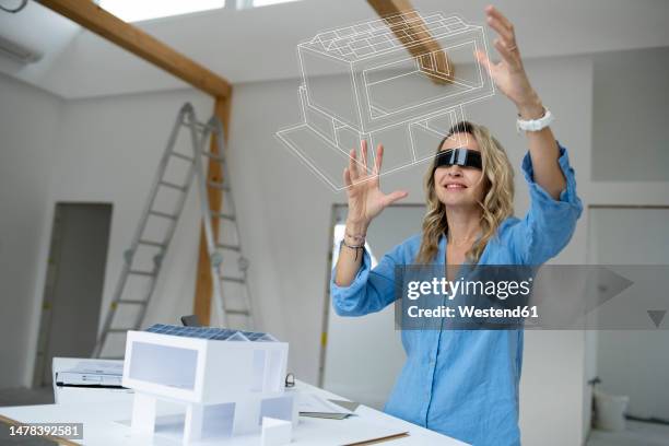 illustrations, cliparts, dessins animés et icônes de architect wearing virtual reality simulator examining house model - woman 40