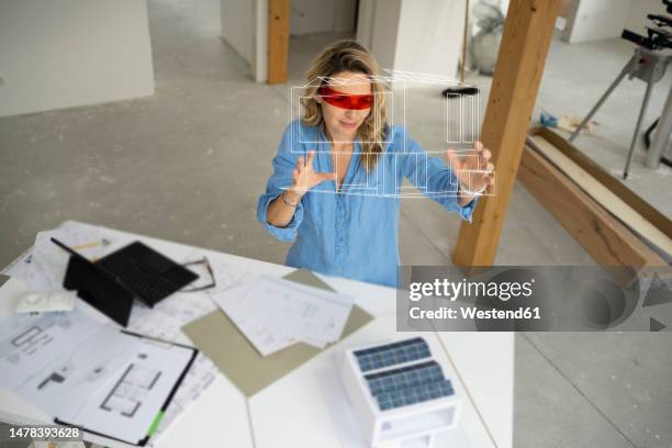 ilustraciones, imágenes clip art, dibujos animados e iconos de stock de architect wearing virtual reality simulator gesturing and examining house model - ordenador para utilizar como accesorio