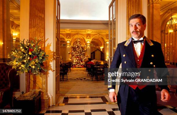 Le concierge de l'hôtel Claridge dans le hall.