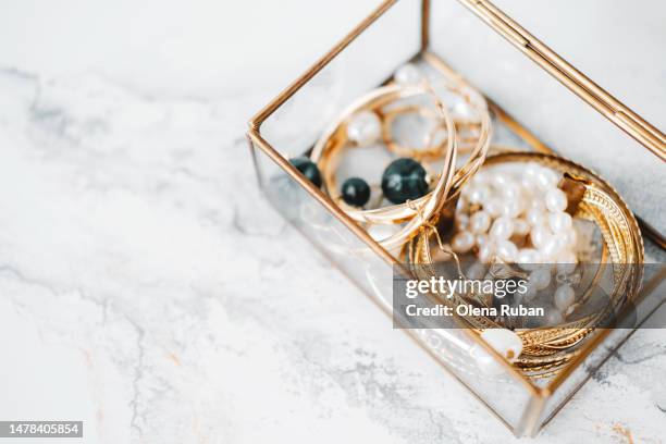 golden bracelets, pearl necklace and jewelry. - bijou fotografías e imágenes de stock