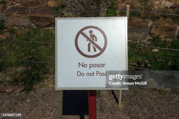 bilingual spanish- and english-language sign stating 'no pasar/do not pass' at monte alban archeological site, oaxaca, mexico - no trespassing segnale inglese foto e immagini stock