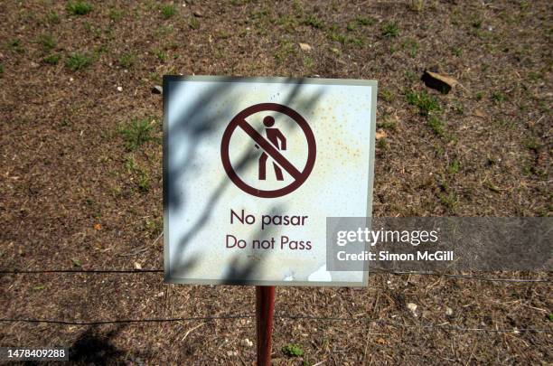 bilingual spanish- and english-language sign stating 'no pasar/do not pass' at monte alban archeological site, oaxaca, mexico - no trespassing segnale inglese foto e immagini stock