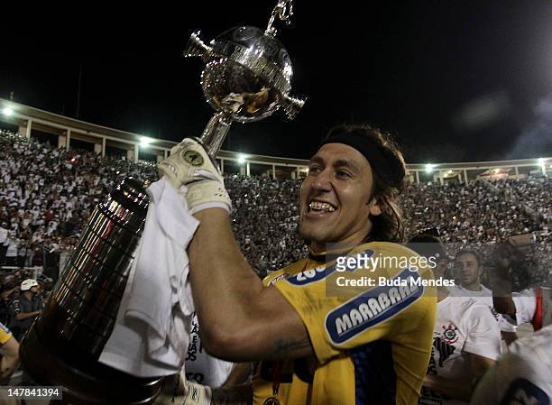 Goalkeeper Cassio of Corinthians, celebrates a title with the trophy after the second leg of the final of the Copa Libertadores 2012 between Boca...