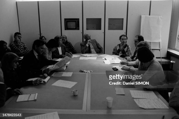 Marie-France Cubadda et Ladislas de Hoyos en réunion de rédaction dans les bureaux de 'TF1', le 20 janvier 1987.