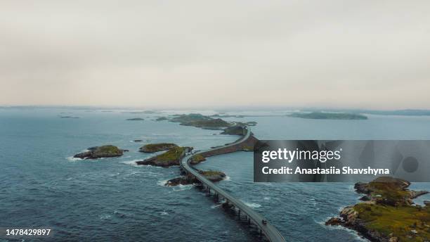 vista aérea de los coches que conducen la pintoresca carretera del océano atlántico en noruega - atlantic road norway fotografías e imágenes de stock