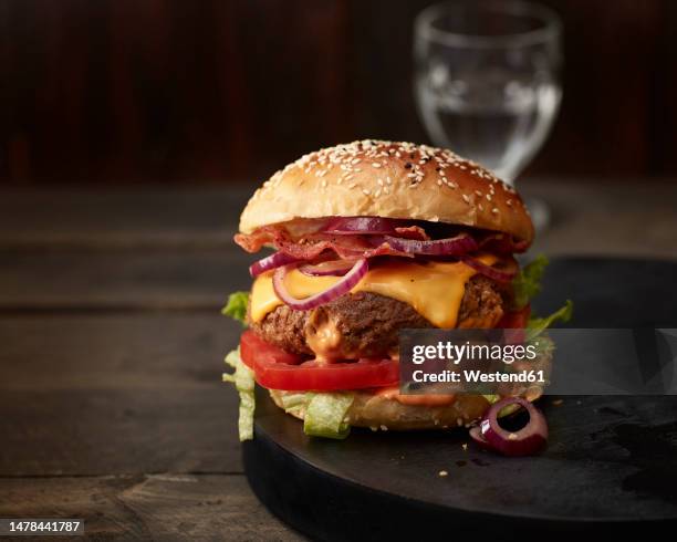 studio shot of ready-to-eat hamburger - food studio shot stock pictures, royalty-free photos & images