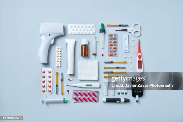 still life knolling of medical supplies on blue colored background - apparecchiatura medica foto e immagini stock