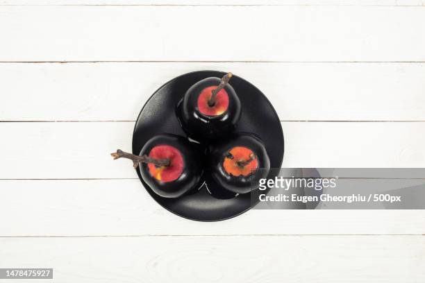 directly above shot of cherries in plate on table,romania - black cherries imagens e fotografias de stock