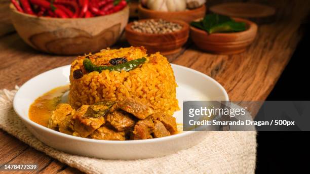 delicious indian mutton biryani dish served on wooden table,romania - pilafrijst stockfoto's en -beelden