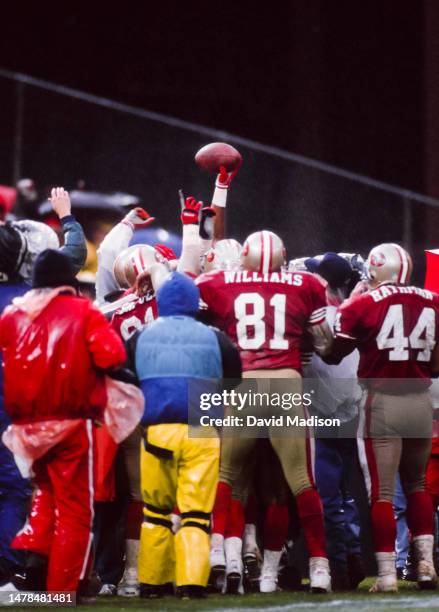 Jerry Rice Making The Catch 3,876 Jerry Rice Football Stock Photos, High-Res Pictures, and Images ...