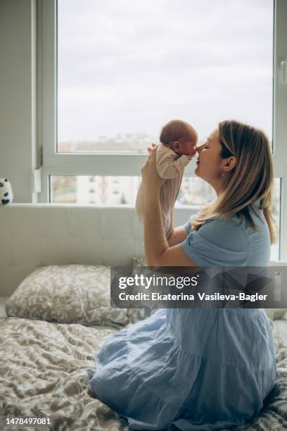 newborn baby in mother's arms - 生後1ヶ月 ストックフォトと画像