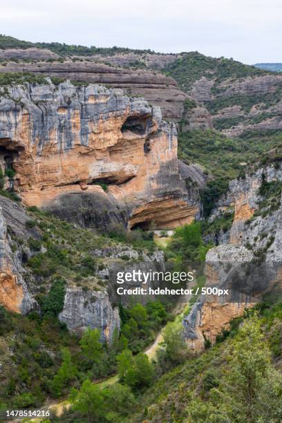 scenic view of rocky mountains against sky,huesca,spain - geología stock-fotos und bilder