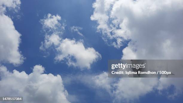 beautiful blue sky and clouds during the day - cloudy sky bildbanksfoton och bilder