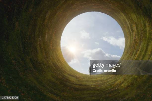 frau steht in einer surrealen fantasielandschaft - tunnelblick stock-fotos und bilder