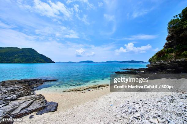 scenic view of beach against sky,tokashiki island,japan - okinawa blue sky beach landscape stockfoto's en -beelden