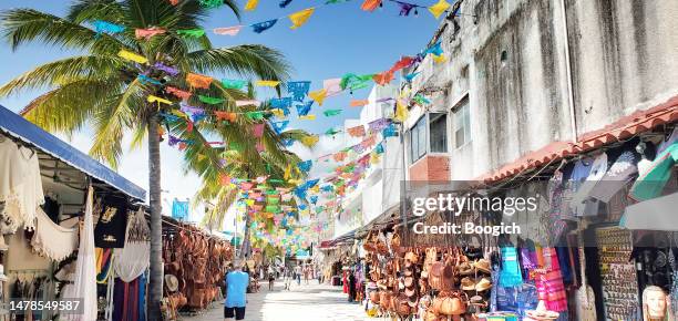 quinta avenida lined with market vendors in playa del carmen - mexican street market stock pictures, royalty-free photos & images