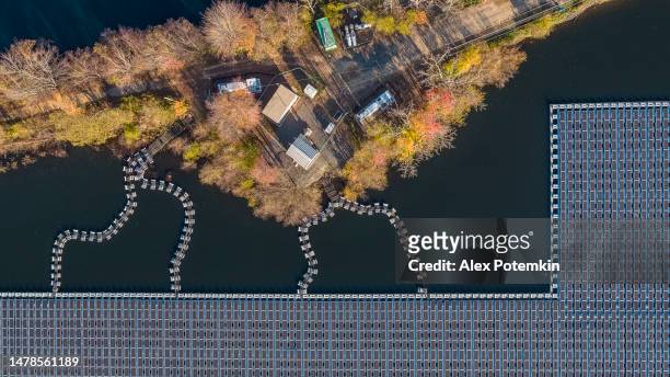 floating solar panel farm, fspv, on a lake - zonne eiland stockfoto's en -beelden