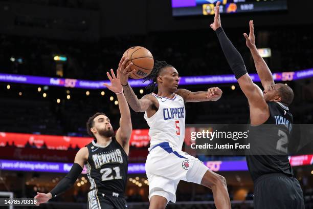 Bones Hyland of the Los Angeles Clippers goes to the basket between Tyus Jones and Xavier Tillman of the Memphis Grizzlies during the first half at...