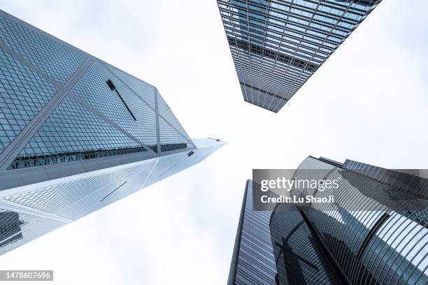 looking up at the modern skyscrapers in hong kong - al encuentro de mr banks fotografías e imágenes de stock