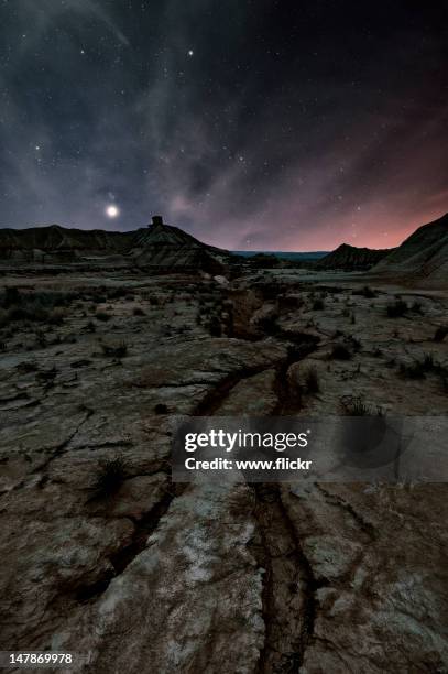 night in desert of bardenas - bardenas photos et images de collection