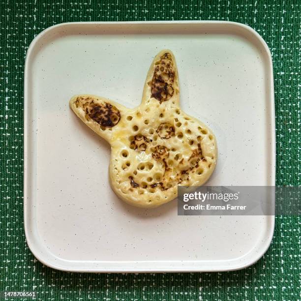 rabbit shape: crumpet - bolo tipo crepe imagens e fotografias de stock