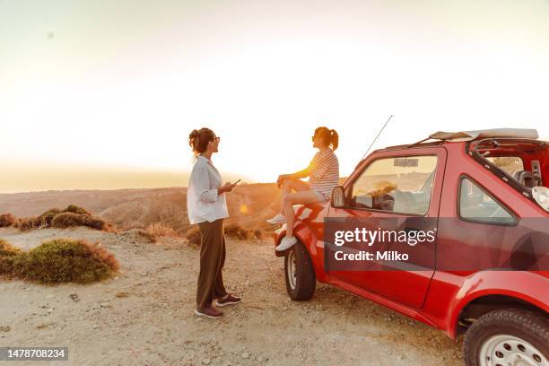 making memories on a road trip - personenauto stockfoto's en -beelden