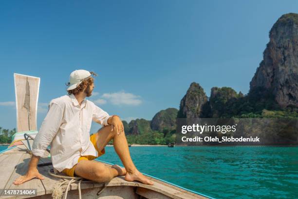 mann, der mit thailändischem taxiboot reist - fähre stock-fotos und bilder