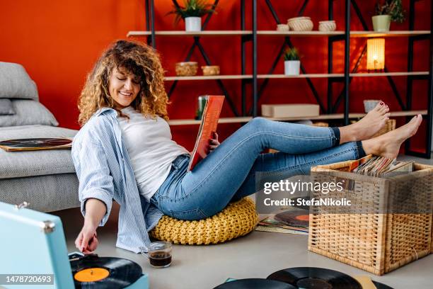 woman is relaxing at home - personal stereo stockfoto's en -beelden