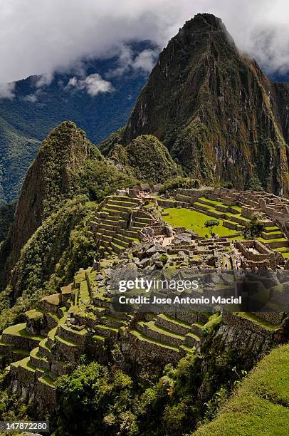 machu picchu and huayna picchu mountain - cuzco fotografías e imágenes de stock