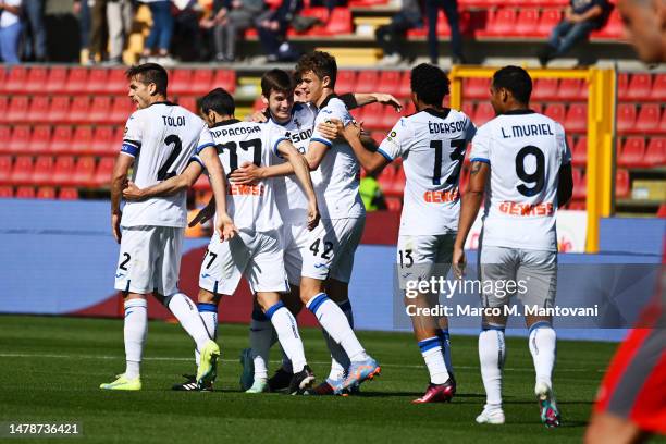 Marten De Roon of Atalanta celebrates after scoring the 0-1 goal during the Serie A match between US Cremonese and Atalanta BC at Stadio Giovanni...