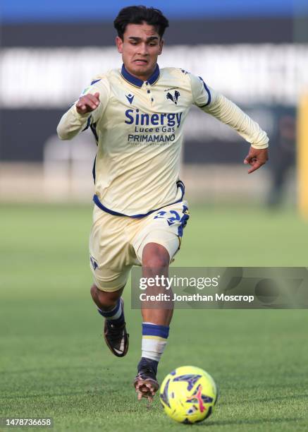 Denis Cazzadori of Hellas Verona breaks with the ball during the Primavera TIM Cup match between FC Internazionale U19 and Hellas Verona U19 at...