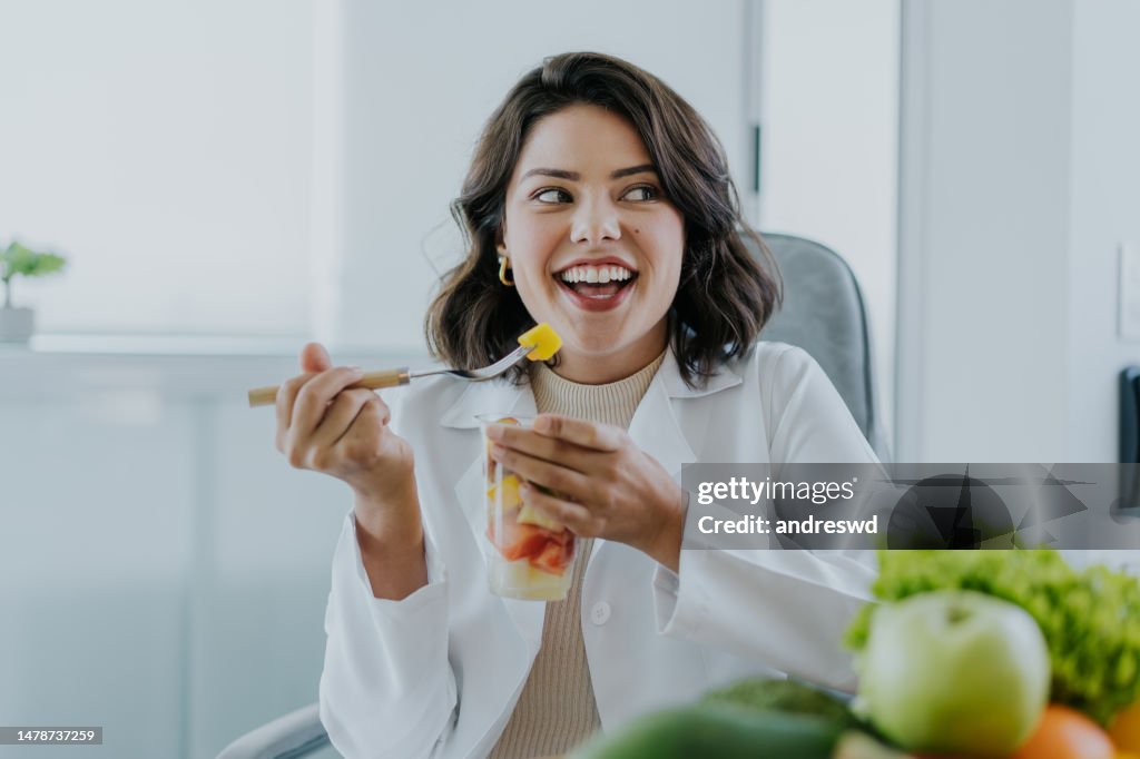 Ernährungsberaterin isst Obstsalat