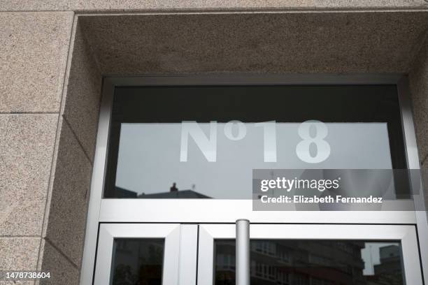 number18 at the entrance of a building - hausnummer stock-fotos und bilder