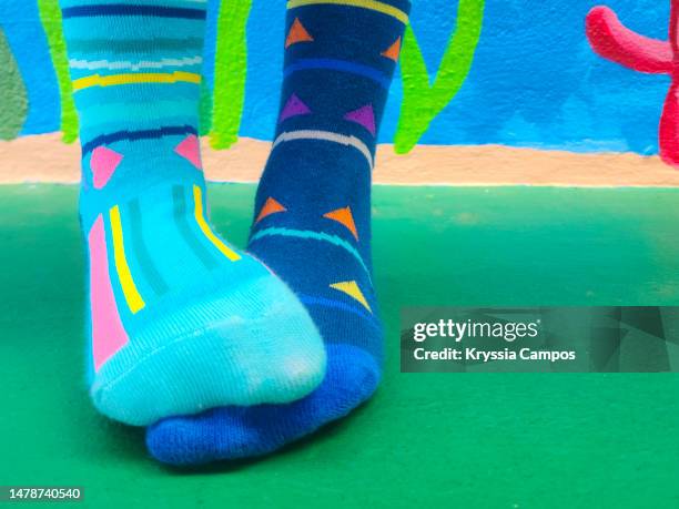 child's feet wearing mismatched pair of socks - mismatch 個照片及圖片檔