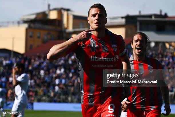 Daniel Ciofani of US Cremonese celebrates after scoring the 1-1 goal during the Serie A match between US Cremonese and Atalanta BC at Stadio Giovanni...