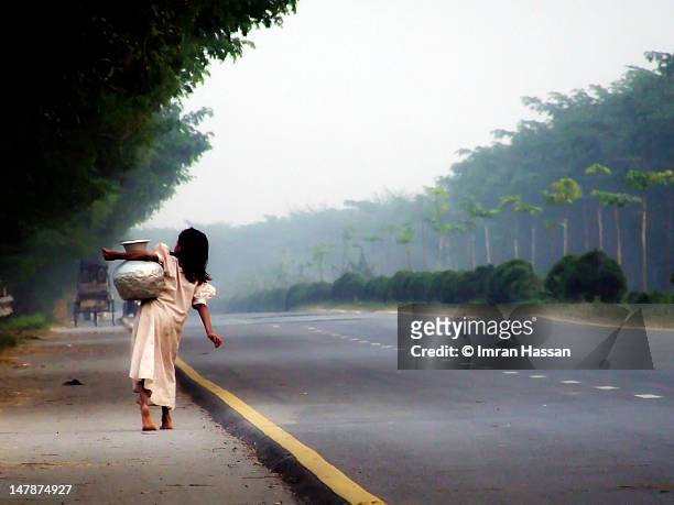 child labor - day labor in bangladesh stockfoto's en -beelden