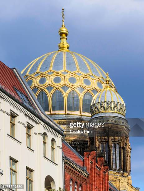 new synagogue - facade in berlin, oranienburger strasse (mitte/ berlin) - local landmark stock-fotos und bilder