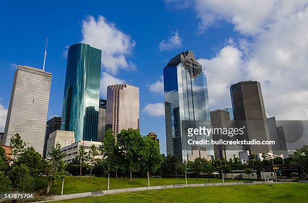 downtown houston, texas - houston skyline fotografías e imágenes de stock