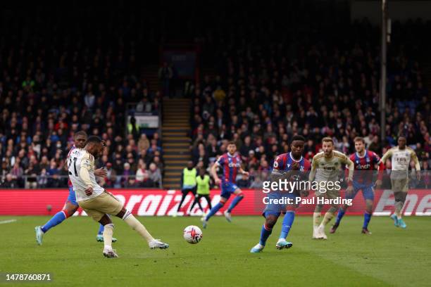 Ricardo Pereira of Leicester City scores the team's first goal during the Premier League match between Crystal Palace and Leicester City at Selhurst...